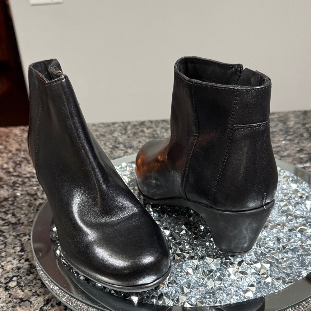 Easy Spirit leather Black Ankle Booties New 7.5W - Picture 3 of 10